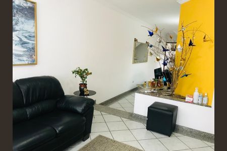 Sala de estar com sofá preto, mesa de centro e pintura de água emoldurada. de casa à venda com 3 quartos, 170m² em Cambuci, São Paulo