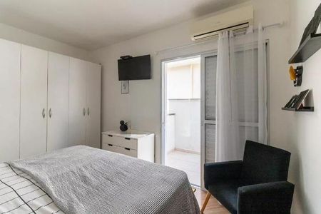 Casa à venda com 170m², 3 quartos e 5 vagasQuarto com cama, armário, TV e ar condicionado, com vista para a varanda.