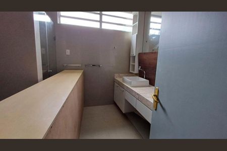 Casa à venda com 340m², 4 quartos e 4 vagasBanheiro com piso de porcelanato, bancada de granito e duas pias de porcelanato.