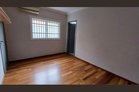 Casa à venda com 340m², 4 quartos e 4 vagasQuarto com piso de madeira, janela grande e ar condicionado.