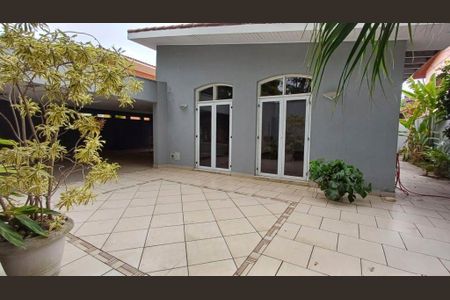 Casa à venda com 340m², 4 quartos e 4 vagasPátio com piso de azulejos e janelas grandes, iluminado com luz natural e bem decorado.