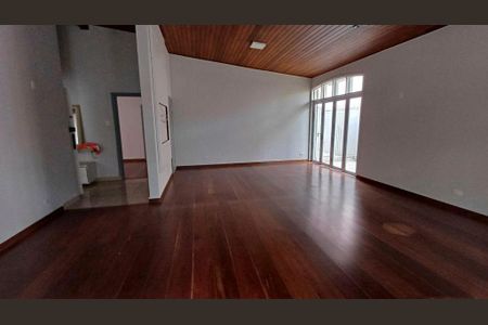 Casa à venda com 340m², 4 quartos e 4 vagasEspaço amplo com piso de madeira e janela grande, iluminado por luz natural.