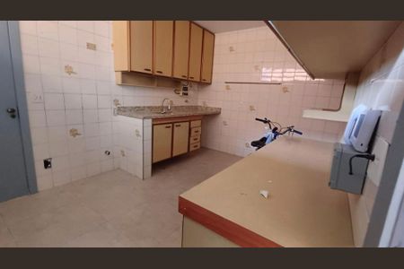 Casa à venda com 340m², 4 quartos e 4 vagasCozinha com móveis e eletrodomésticos em estado de abandono, com um biciclo no chão.