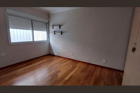 Quarto com piso de madeira, janela grande e iluminação natural, sem móveis ou decoração. de casa à venda com 4 quartos, 340m² em Alto de Pinheiros, São Paulo