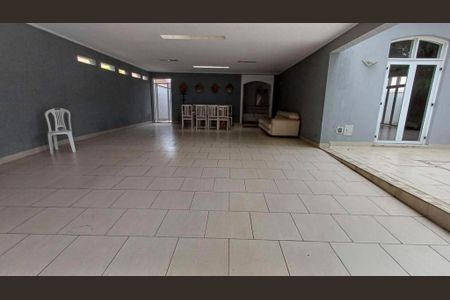 Casa à venda com 340m², 4 quartos e 4 vagasSala com piso de porcelanato, paredes cinza e móveis brancos, com uma porta de vidro e uma janela pequena.