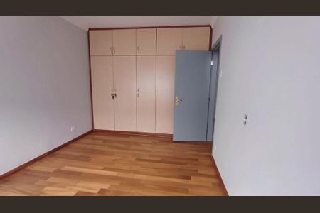 Quarto com móveis de madeira e piso de madeira, com uma porta azul e uma janela pequena. de casa à venda com 4 quartos, 340m² em Alto de Pinheiros, São Paulo