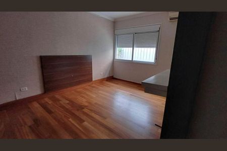 Quarto com cama de dúzia, piso de madeira e janela grande, iluminado por luz natural. de casa à venda com 4 quartos, 340m² em Alto de Pinheiros, São Paulo