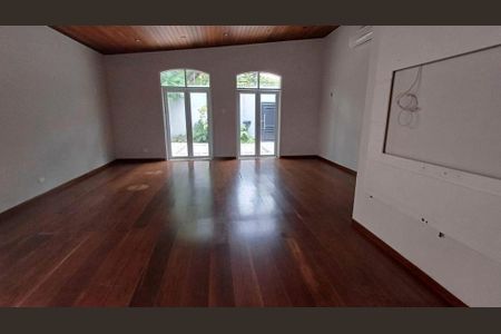 Espaço amplo com piso de madeira e janelas grandes, iluminado por luz natural e com acabamento de alta qualidade. de casa à venda com 4 quartos, 340m² em Alto de Pinheiros, São Paulo