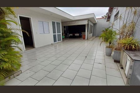 Casa à venda com 340m², 4 quartos e 4 vagasVaranda com piso de porcelanato e ar condicionado, com vista para a piscina.