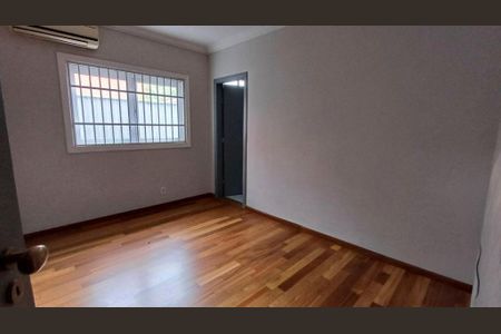Quarto com piso de madeira, janela grande e ar condicionado. de casa à venda com 4 quartos, 340m² em Alto de Pinheiros, São Paulo