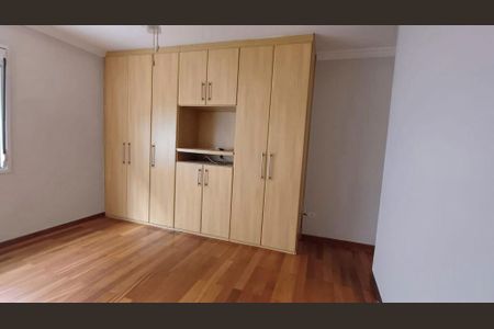 Casa à venda com 340m², 4 quartos e 4 vagasCabinete de madeira claro com gavetas e prateleiras, iluminado por luz natural.