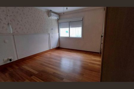 Sala com paredes brancas, piso de madeira e janela com persianas fechadas. de casa à venda com 4 quartos, 340m² em Alto de Pinheiros, São Paulo