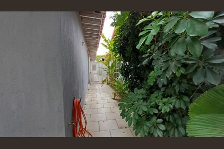 Casa à venda com 340m², 4 quartos e 4 vagasPátio com jardim e varanda, com vista para a rua, em uma casa moderna e bem decorada.