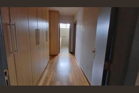 Casa à venda com 340m², 4 quartos e 4 vagasCorredor com armários e porta de vidro ao fundo.