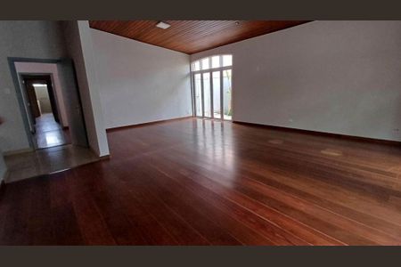 Espaço amplo com piso de madeira e janela grande, iluminado por luz natural. de casa à venda com 4 quartos, 340m² em Alto de Pinheiros, São Paulo