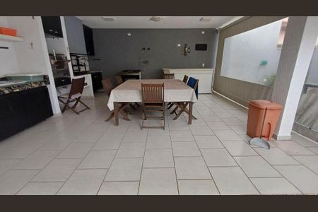 Sala com mesa e cadeiras, com piso de porcelanato e iluminação adequada. de casa à venda com 4 quartos, 340m² em Alto de Pinheiros, São Paulo