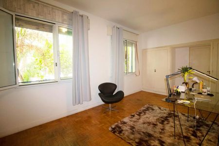 Casa à venda com 400m², 4 quartos e 6 vagasSala com móveis simples e iluminação natural, com vista para o jardim.