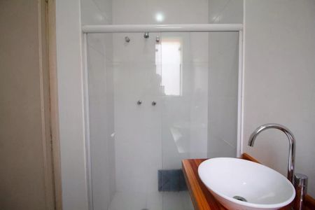 Casa à venda com 400m², 4 quartos e 6 vagasBanheiro com chuveiro e pia em madeira, com iluminação natural e acabamento em porcelanato.
