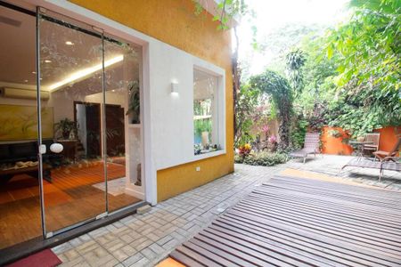 Casa à venda com 400m², 4 quartos e 6 vagasPatio com jardim e churrasqueira, com vista para a piscina e a área externa.