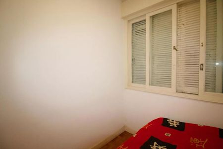 Casa à venda com 400m², 4 quartos e 6 vagasQuarto com cama simples, paredes brancas e janela com persianas fechadas.