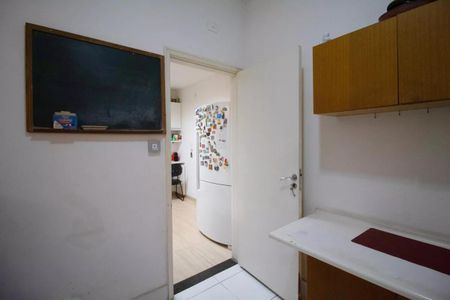 Casa à venda com 400m², 4 quartos e 6 vagasCozinha com geladeira, fogão e móveis de madeira, com iluminação boa e arrumação básica.