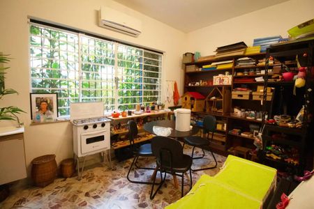 Casa à venda com 400m², 4 quartos e 6 vagasSala com mesa, cadeiras, estante e janela com vista para o jardim, com iluminação natural e boa qualidade.