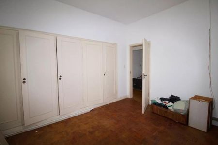 Casa à venda com 400m², 4 quartos e 6 vagasCuarto com armários de madeira e piso de parquet, com uma porta aberta e uma caixa de lixo.