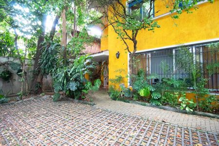 Casa à venda com 400m², 4 quartos e 6 vagasPatio com jardim e árvore de frutas, com vista para a piscina.