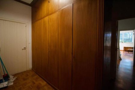 Casa à venda com 400m², 4 quartos e 6 vagasCaminho de entrada com armários de madeira e piso de parquet, com vista para a varanda.