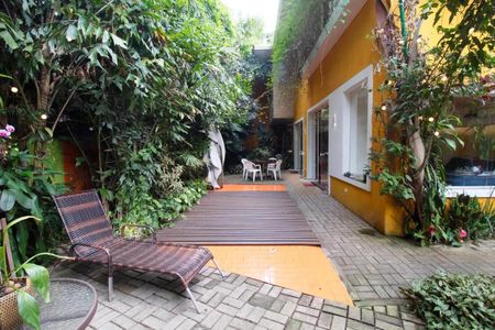 Casa à venda com 400m², 4 quartos e 6 vagasPatio com churrasqueira e varanda, com vista para a piscina e o jardim.