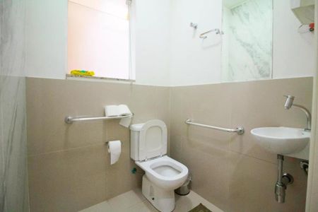Casa à venda com 400m², 4 quartos e 6 vagasBanheiro com piso de porcelanato, vaso sanitário e lavabo, com iluminação adequada e mobiliário simples.