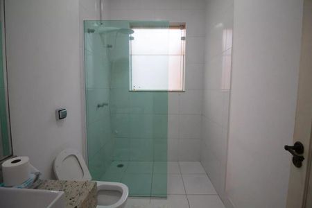 Casa à venda com 400m², 4 quartos e 6 vagasBanheiro com chuveiro e pia, com teto de gesso e paredes de cerâmica branca.