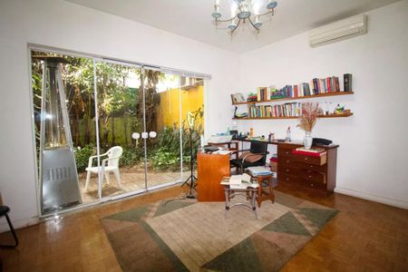 Casa à venda com 400m², 4 quartos e 6 vagasSala com jardim interno, móveis de madeira e iluminação natural.