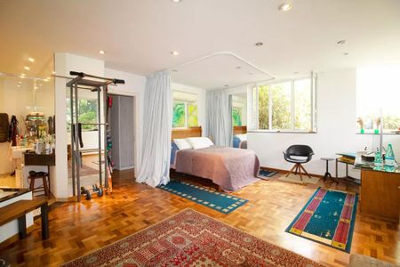 Casa à venda com 400m², 4 quartos e 6 vagasQuarto com cama, móveis e equipamentos de academia, com vista para o jardim.