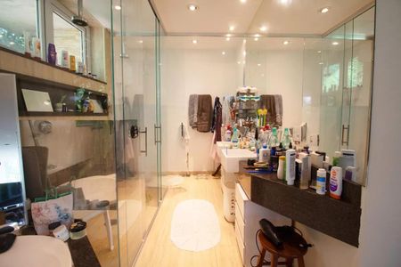 Casa à venda com 400m², 4 quartos e 6 vagasBanheiro com piso de porcelanato, bancada de granito e espelho grande.