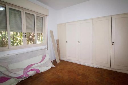 Casa à venda com 400m², 4 quartos e 6 vagasQuarto com móveis brancos e janela com persianas, com vista para o jardim.