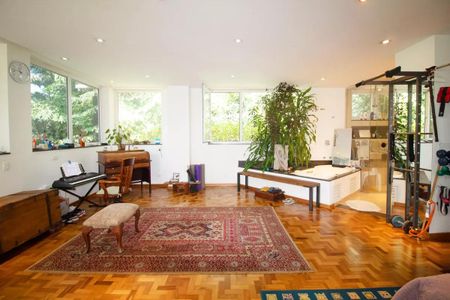 Casa à venda com 400m², 4 quartos e 6 vagasSala com piano, piano, mesa, cadeira, tapete, planta, janela, iluminação natural, parquet, equipamentos de ginástica, área de exercícios,
