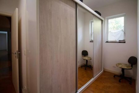 Casa à venda com 400m², 4 quartos e 6 vagasCabinete de armários com espelho e porta de vidro, com iluminação natural e piso de madeira.