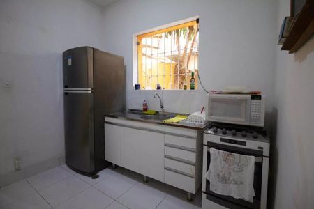 Casa à venda com 400m², 4 quartos e 6 vagasCozinha com geladeira, fogão e microondas, com janela e iluminação natural.