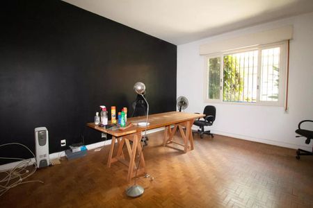 Casa à venda com 400m², 4 quartos e 6 vagasSala com mesa de madeira, iluminação adequada e piso de parquete.
