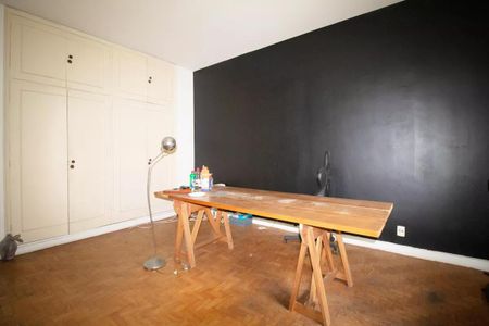 Casa à venda com 400m², 4 quartos e 6 vagasSala com móveis simples e iluminação fraca, com um teto branco e uma parede preta.
