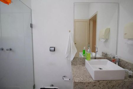 Casa à venda com 400m², 4 quartos e 6 vagasBanheiro com pia e espelho, com um toalheiro pendurado no espelho.