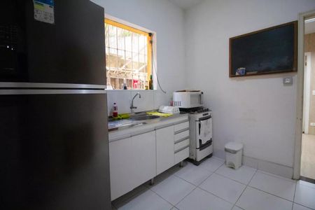 Casa à venda com 400m², 4 quartos e 6 vagasCozinha com geladeira, fogão e micro-ondas, com janela e iluminação natural.
