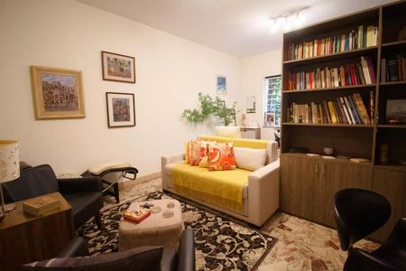 Casa à venda com 400m², 4 quartos e 6 vagasSala com sofá, mesas e cadeiras, com decoração simples e pinturas nas paredes.