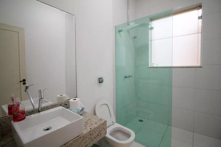 Casa à venda com 400m², 4 quartos e 6 vagasBanheiro com pia, vaso sanitário e chuveiro, com espelho e porta de vidro.