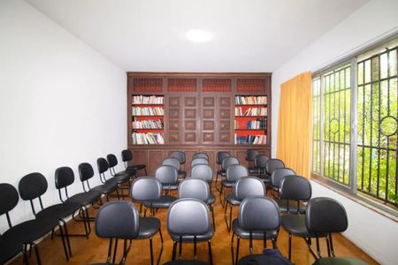 Casa à venda com 400m², 4 quartos e 6 vagasSala com biblioteca e cadeiras, iluminada por luz natural e com vista para o jardim.