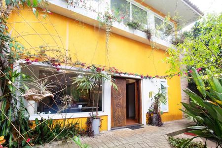 Casa à venda com 400m², 4 quartos e 6 vagasCasa com jardim e varanda, com vista para o jardim e a piscina.