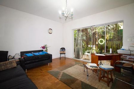 Casa à venda com 400m², 4 quartos e 6 vagasSala com sofá, mesa e cadeira, janela para o jardim, iluminação natural e artificial, com um ambiente acolhedor e confortável.
