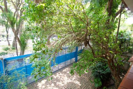Casa à venda com 400m², 4 quartos e 6 vagasPátio com árvores e jardim bem cuidado, com vista para a rua.