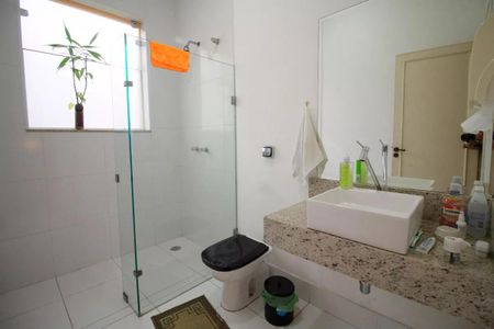 Casa à venda com 400m², 4 quartos e 6 vagasBanheiro com chuveiro, pia e vaso sanitário, com janela e porta de vidro.